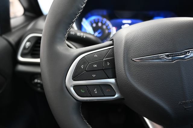 Used 2025 Chrysler Pacifica Select FWD image 25