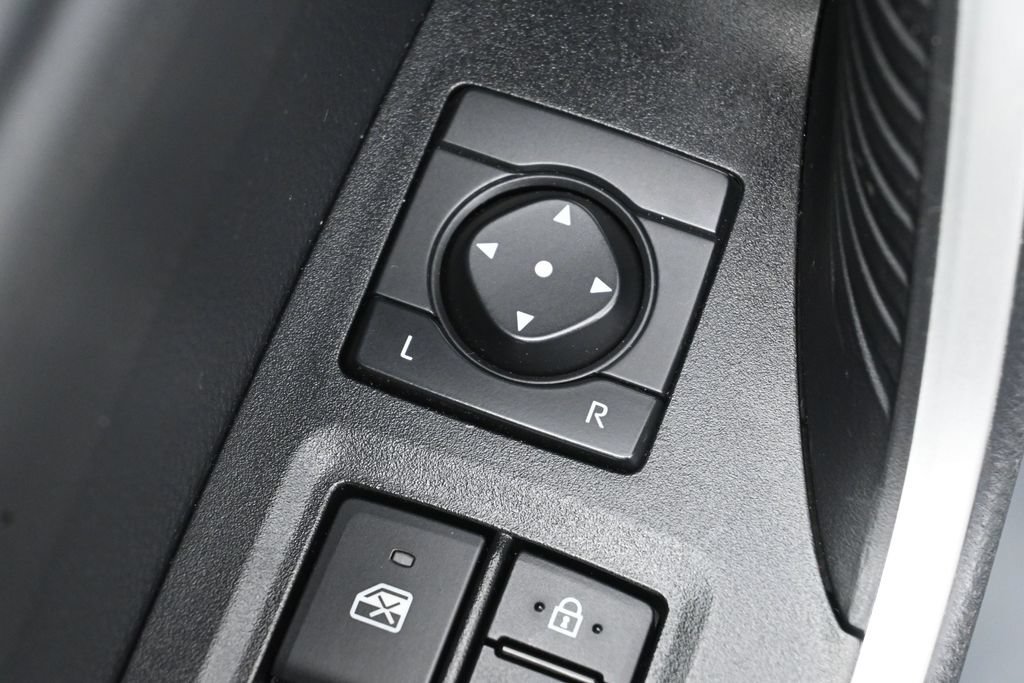 Used 2025 Toyota RAV4 XLE AWD/4WD image 12