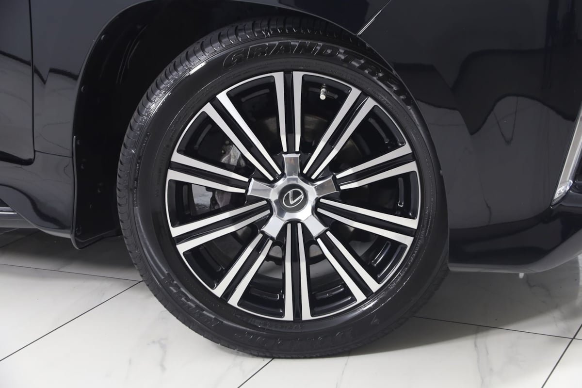 Used 2020 Lexus LX 570 4WD w/ Luxury Package image 18