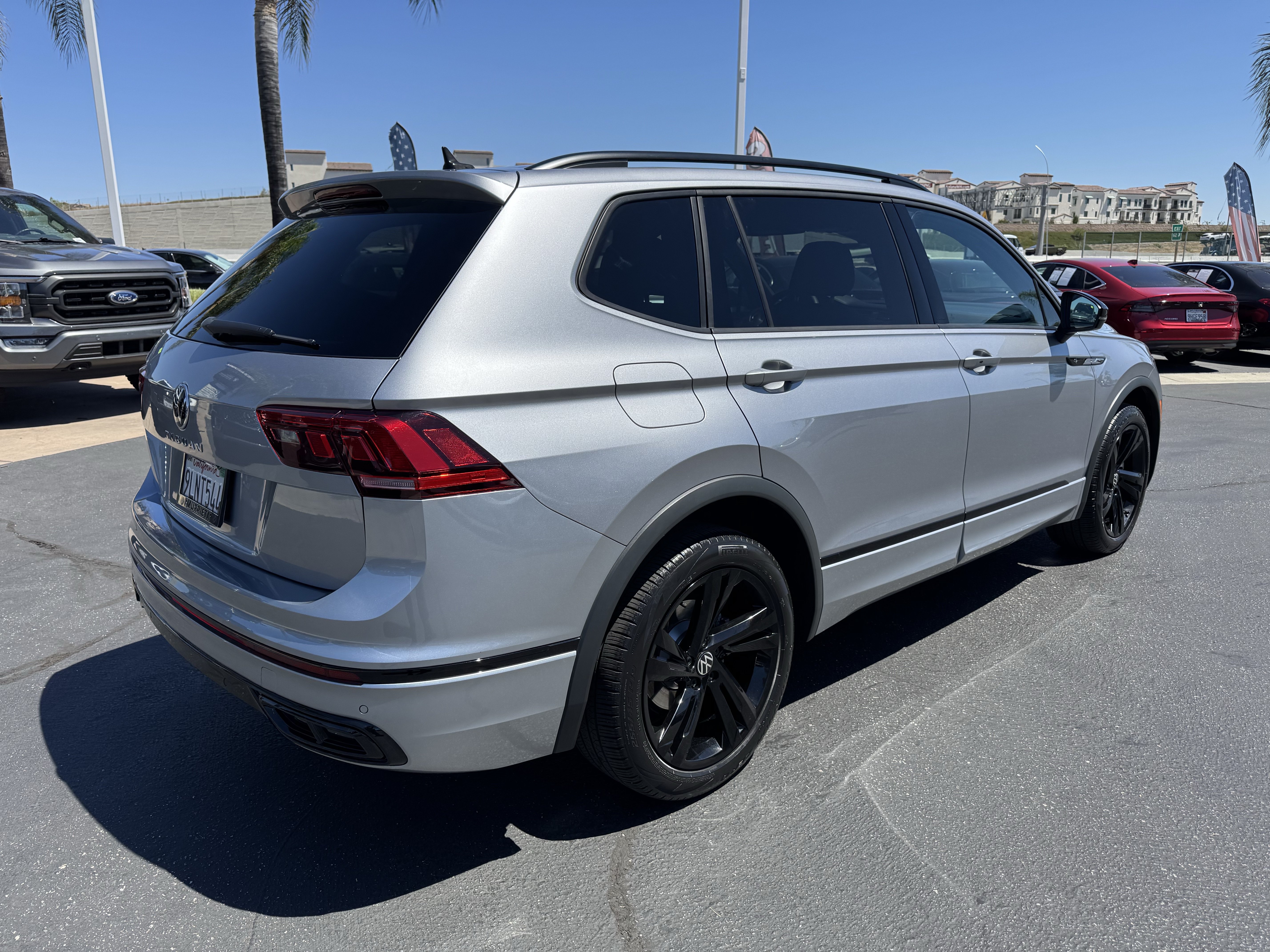 Used 2024 Volkswagen Tiguan SE R-Line FWD image 9