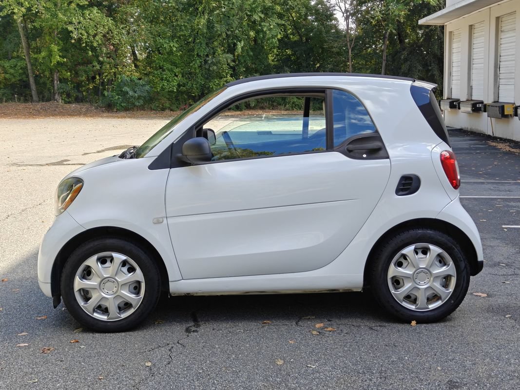 Used 2017 smart fortwo pure RWD image 6