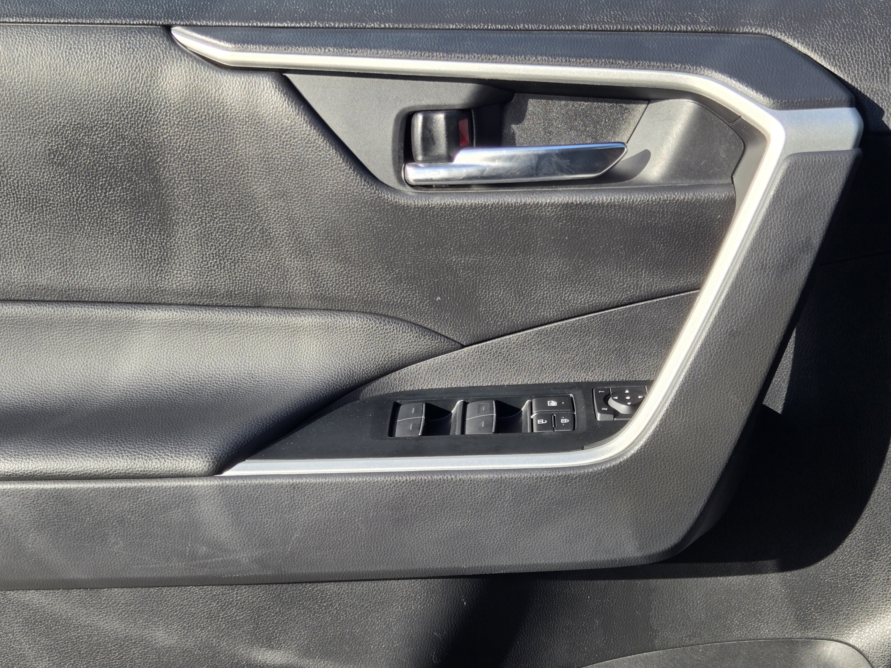 Used 2025 Toyota RAV4 XLE AWD/4WD image 21