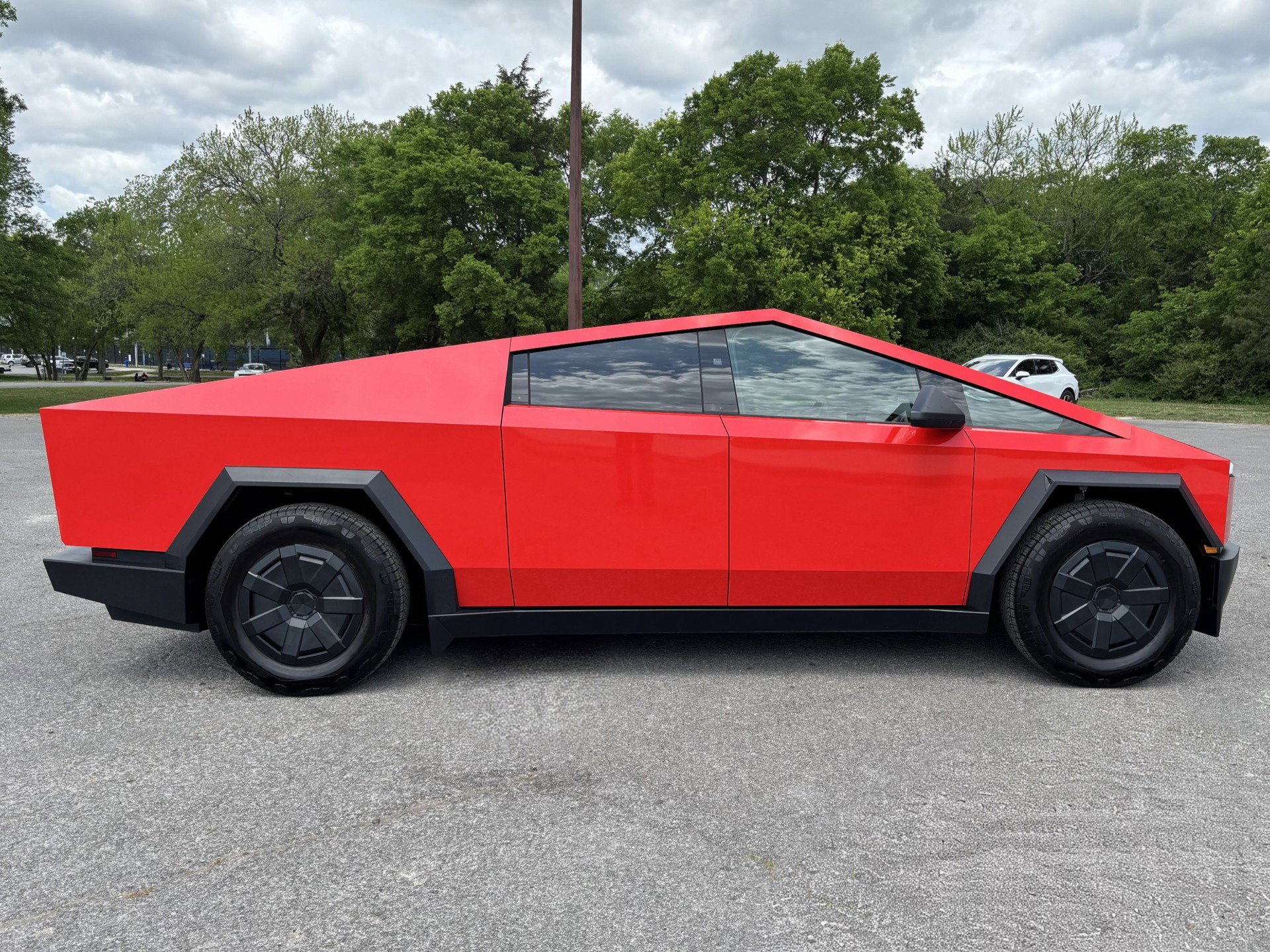 Used 2024 Tesla Cybertruck AWD Crew Cab image 9