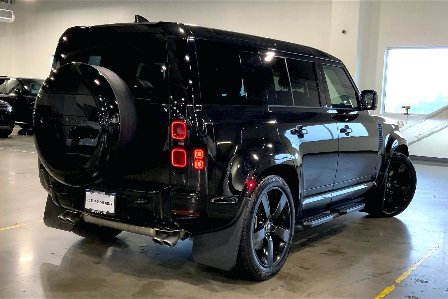 Certified 2025 Land Rover Defender 110 X-Dynamic SE AWD/4WD image 12