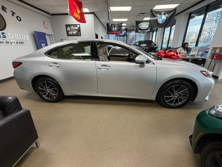 Used 2016 Lexus ES 350 w/ Luxury Package w/Wood Trim image 9