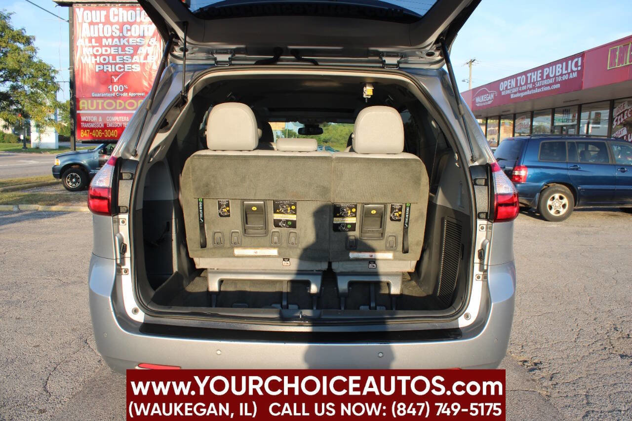 Used 2018 Toyota Sienna XLE w/ XLE Navigation Package FWD image 10