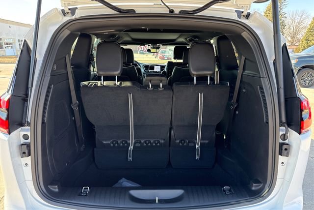 New 2026 Chrysler Pacifica Limited w/ Uconnect Theater Family Group image 12