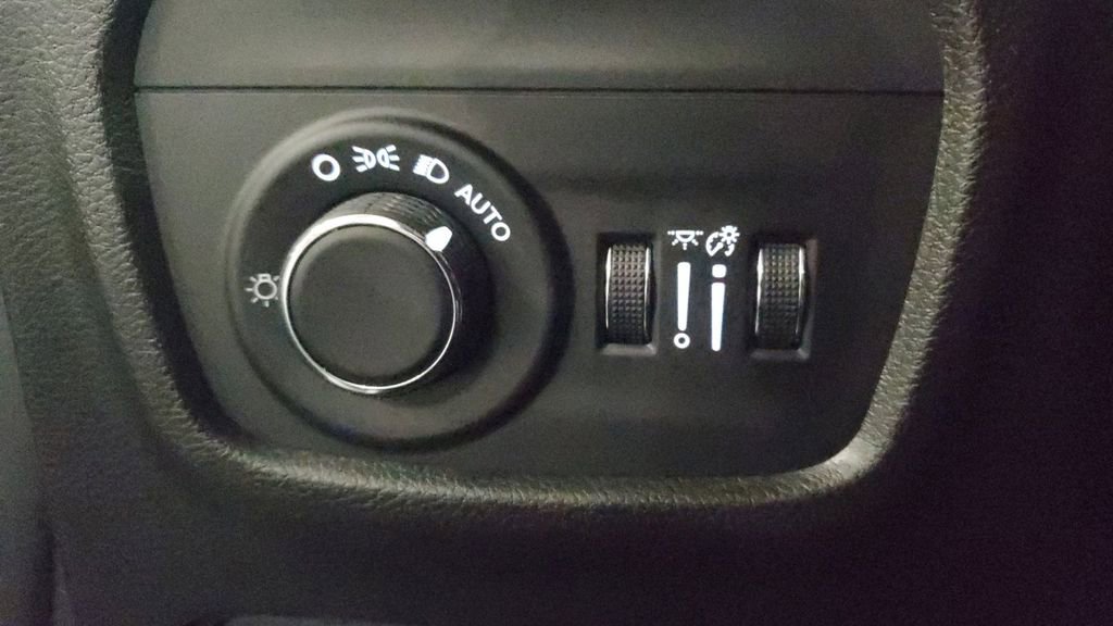 Used 2025 Jeep Grand Cherokee Laredo X image 23