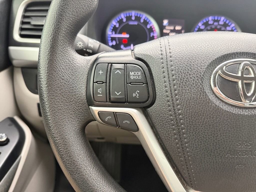 Used 2019 Toyota Highlander LE image 19