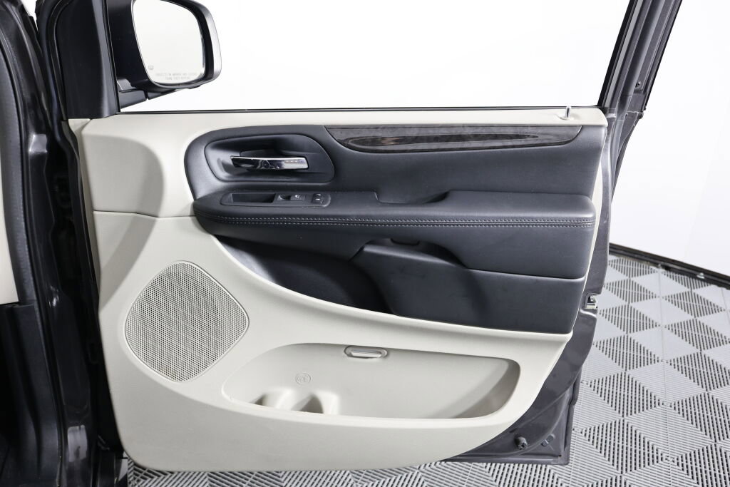 Used 2017 Dodge Grand Caravan SE image 23