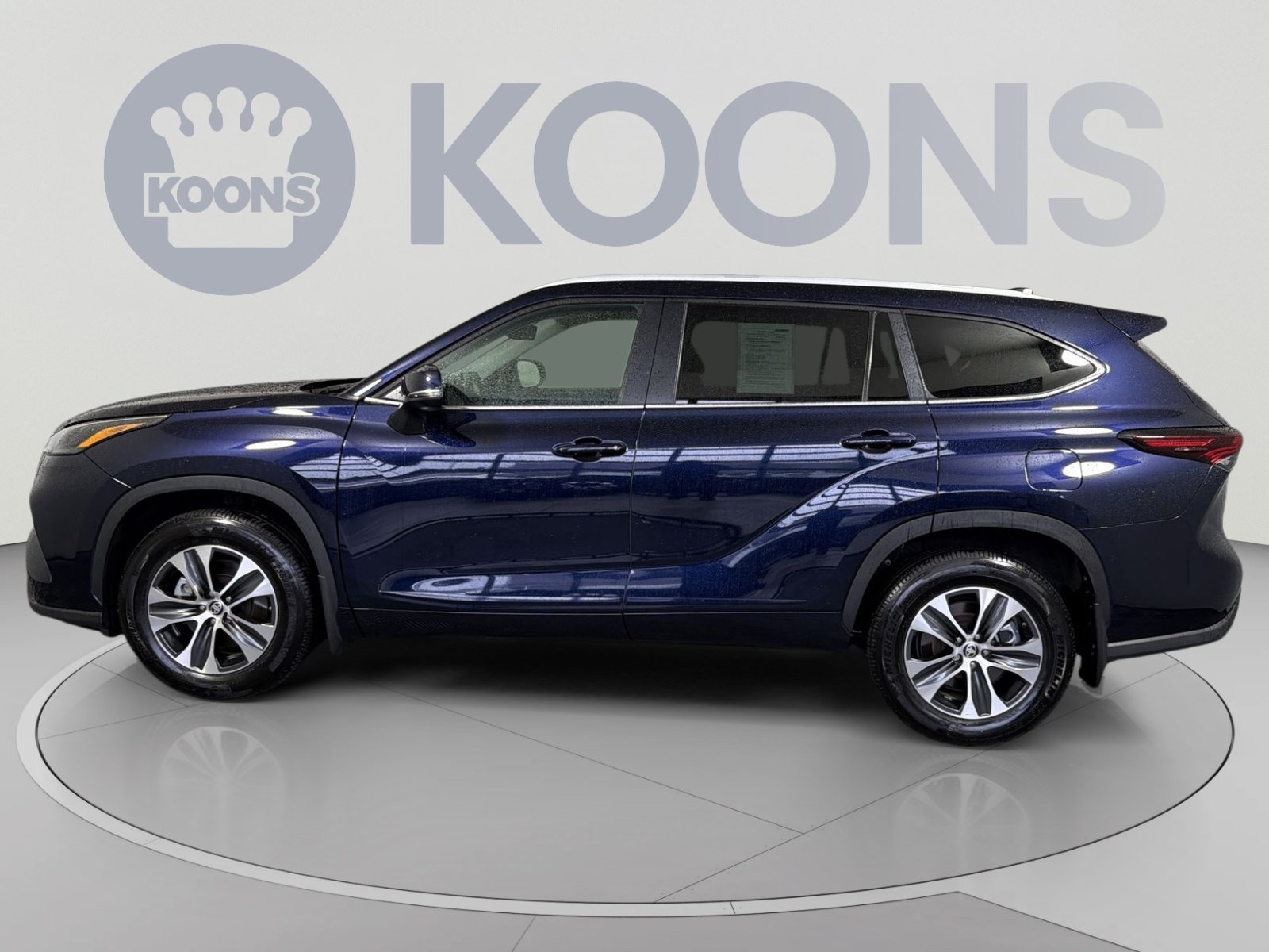 Used 2025 Toyota Highlander XLE AWD/4WD image 2