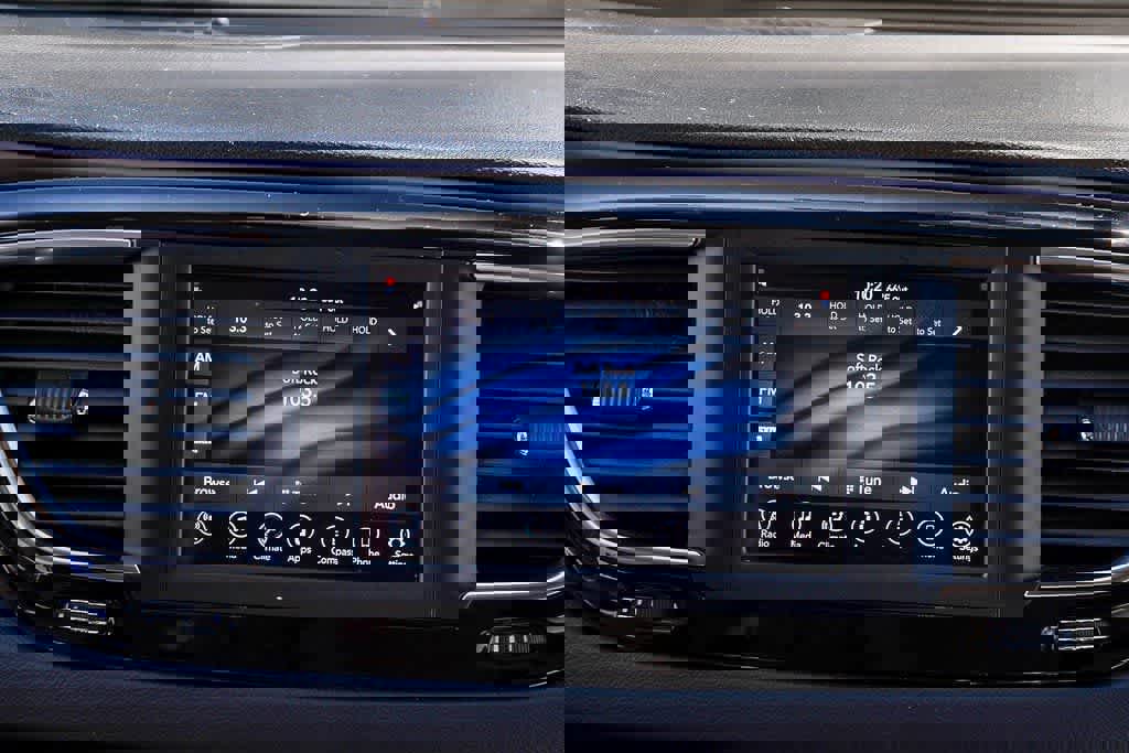 Used 2020 Chrysler Voyager Lxi image 14