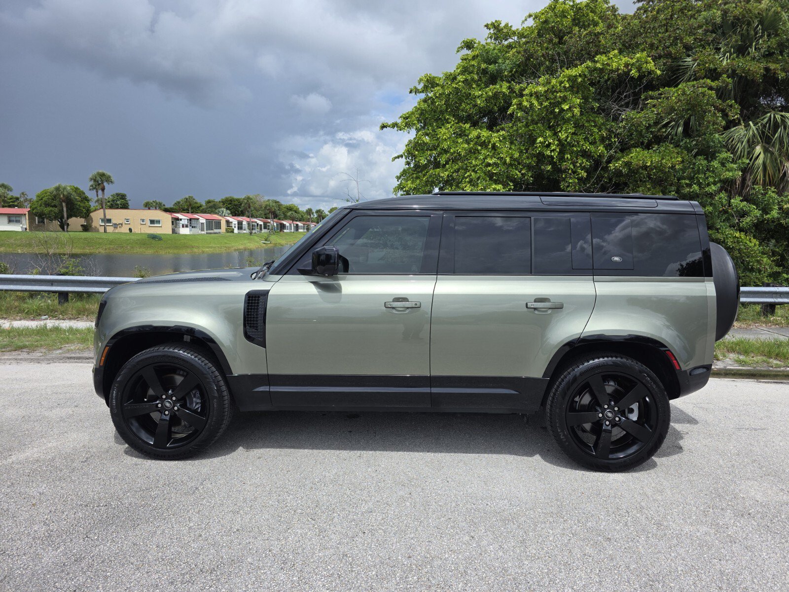 Certified 2023 Land Rover Defender 110 X-Dynamic SE AWD/4WD image 7