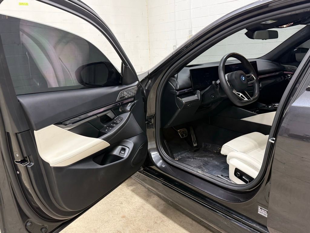 Used 2025 BMW i5 xDrive40 w/ M Sport Package image 40