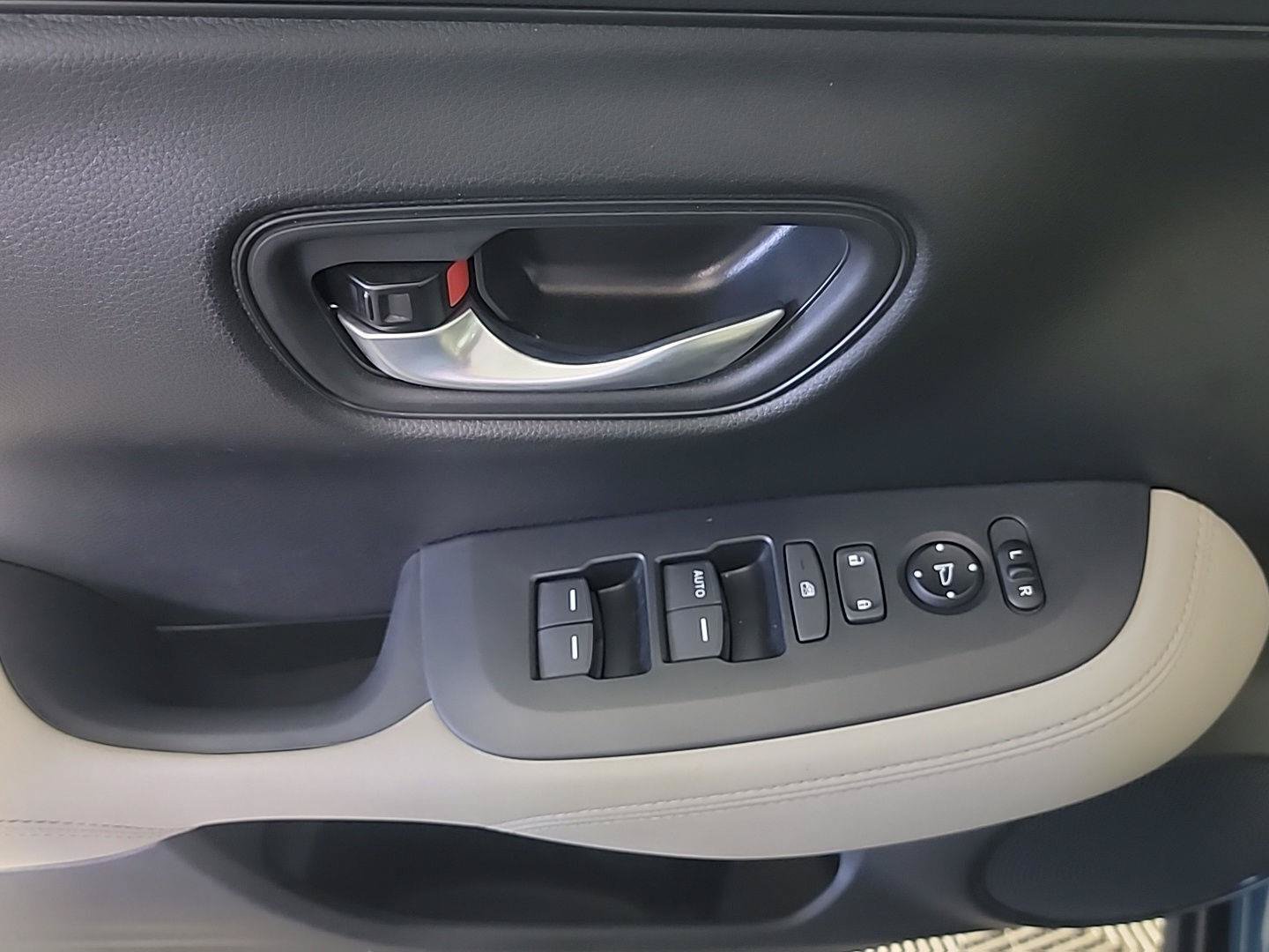 Certified 2025 Honda HR-V LX image 34