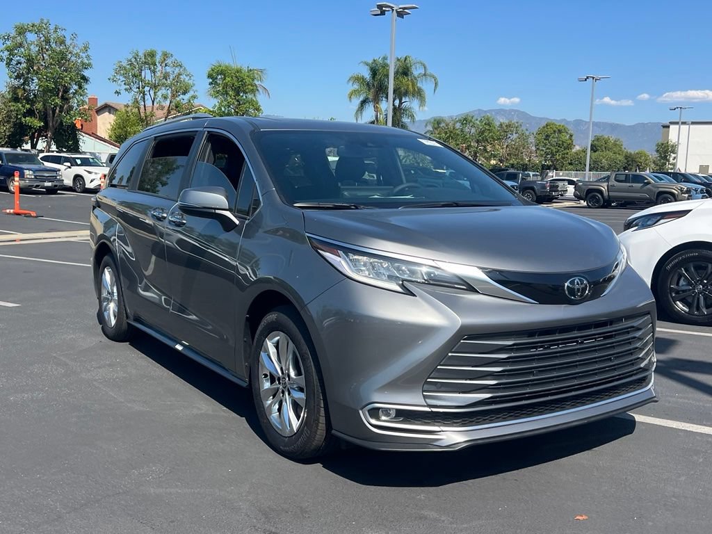 Used 2026 Toyota Sienna Limited FWD image 3
