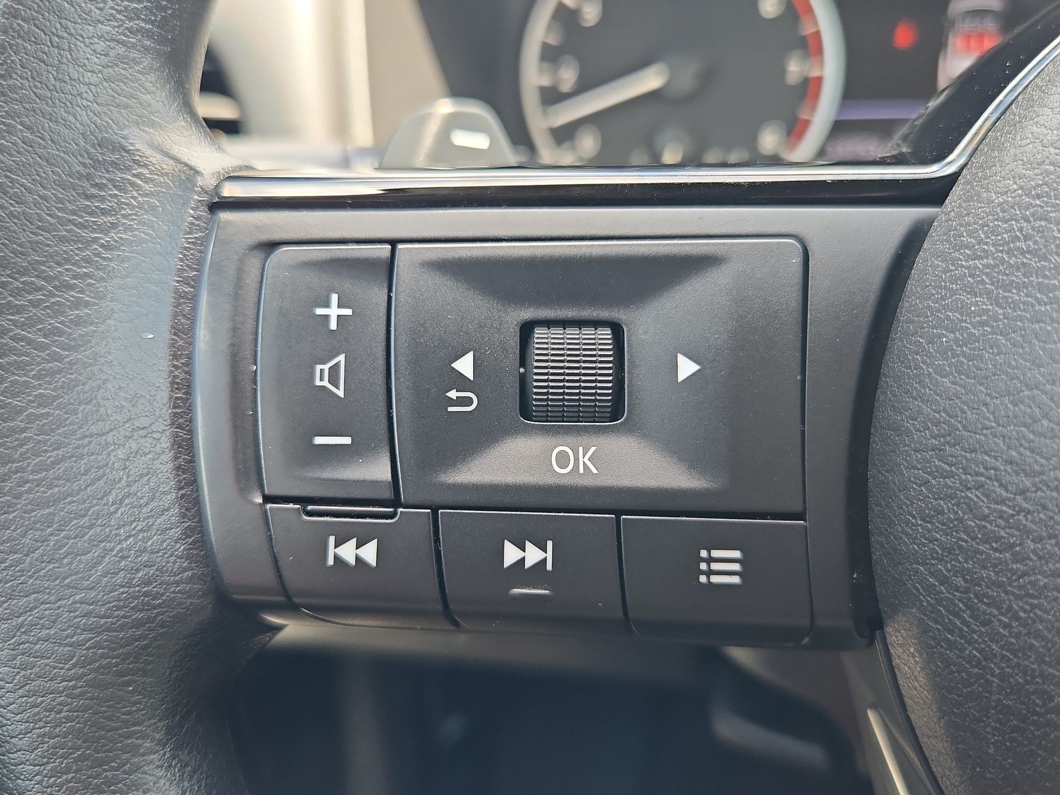Used 2023 Nissan Rogue SV FWD image 19