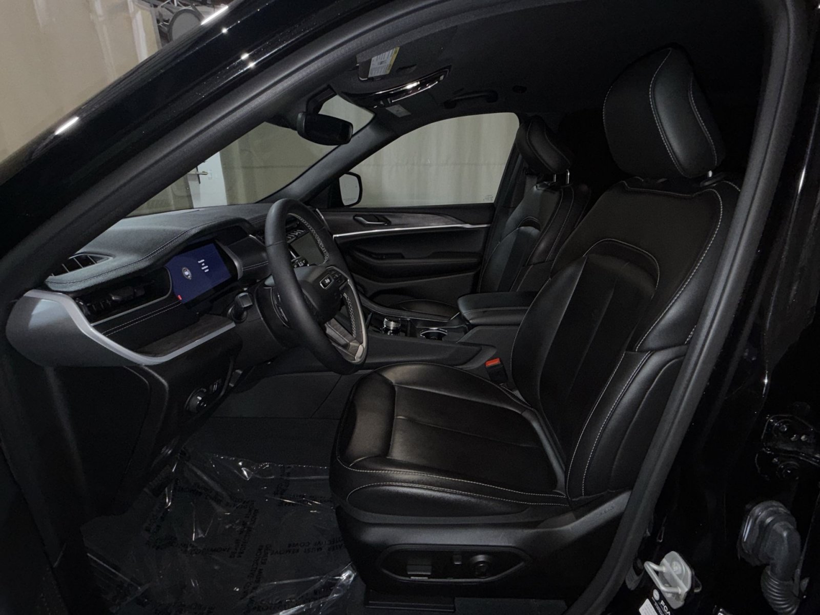 Used 2024 Jeep Grand Cherokee L Limited w/ Black Appearance Package AWD/4WD image 18