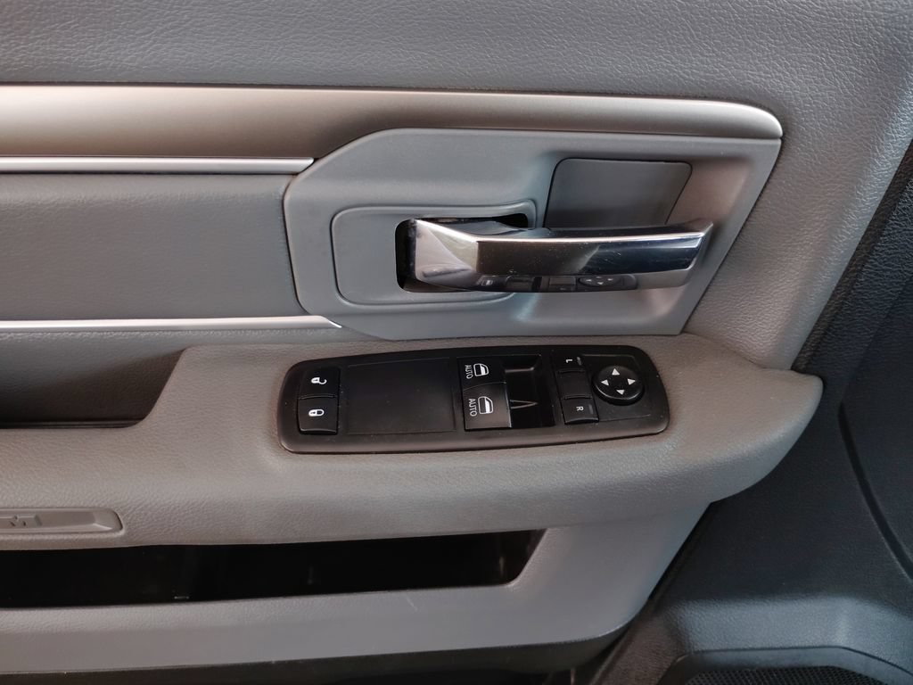 Used 2018 RAM 1500 ST AWD/4WD image 17