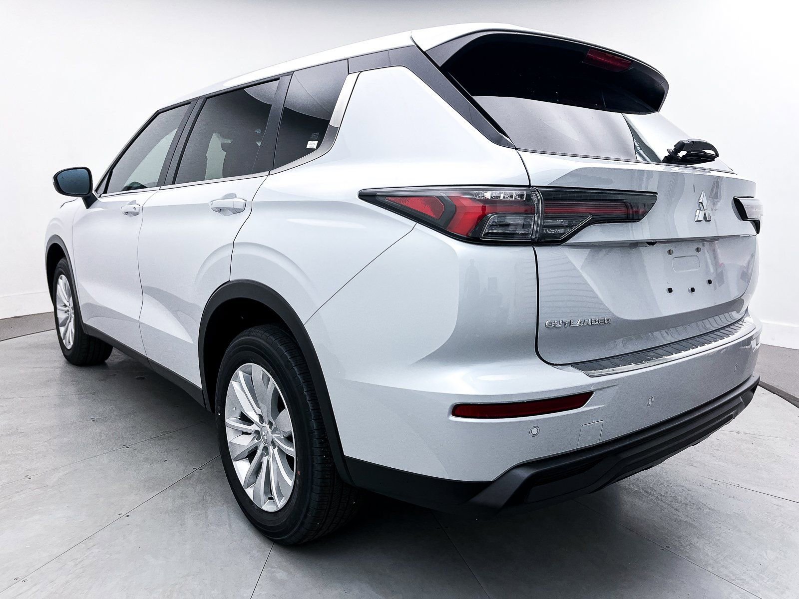 New 2025 Mitsubishi Outlander ES image 5
