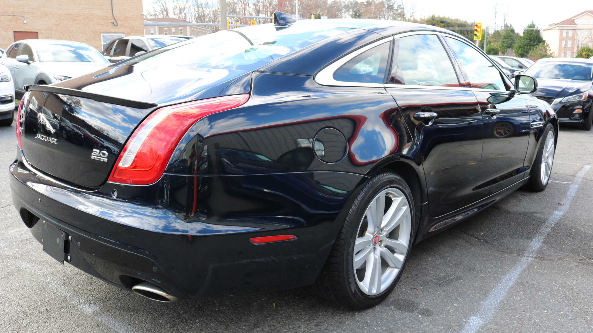 Used 2016 Jaguar XJ R-Sport image 10