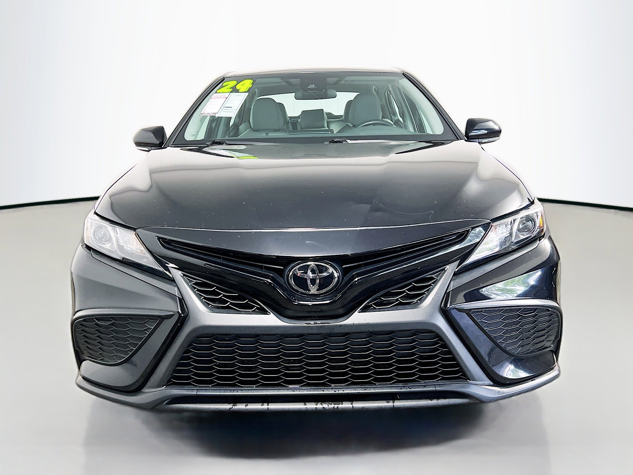 Used 2024 Toyota Camry SE image 11