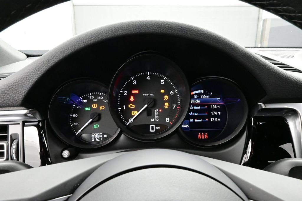Certified 2025 Porsche Macan AWD/4WD image 9