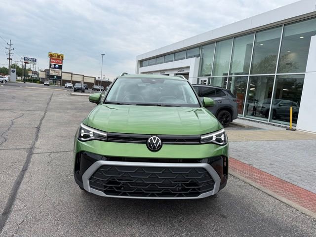 Used 2025 Volkswagen Taos SE w/ Panoramic Sunroof Package AWD/4WD image 2