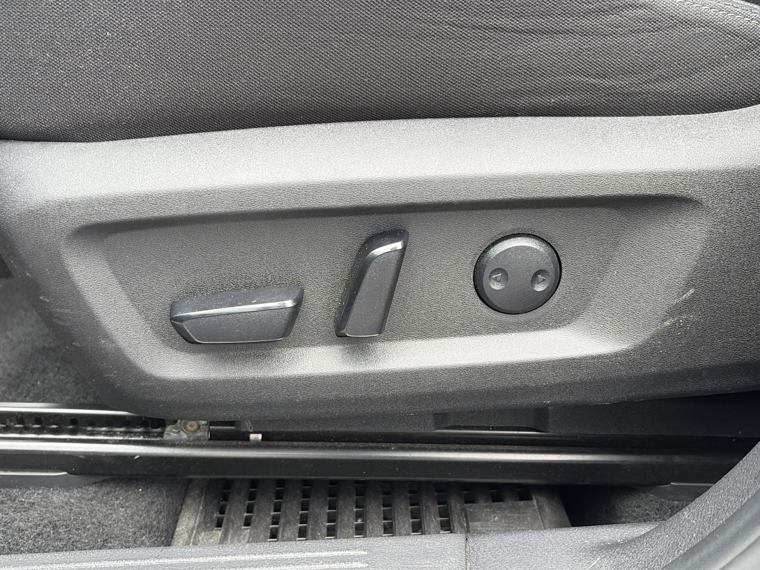 Used 2024 Nissan Rogue SV FWD image 23