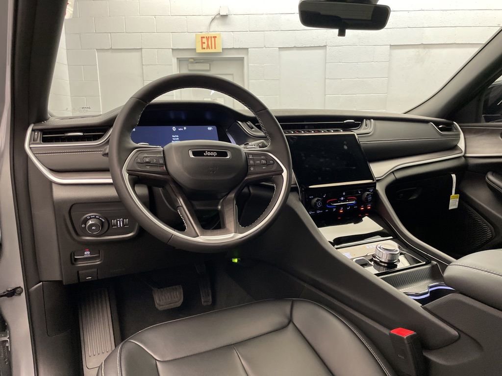 New 2025 Jeep Grand Cherokee Limited w/ Black Appearance Package image 12