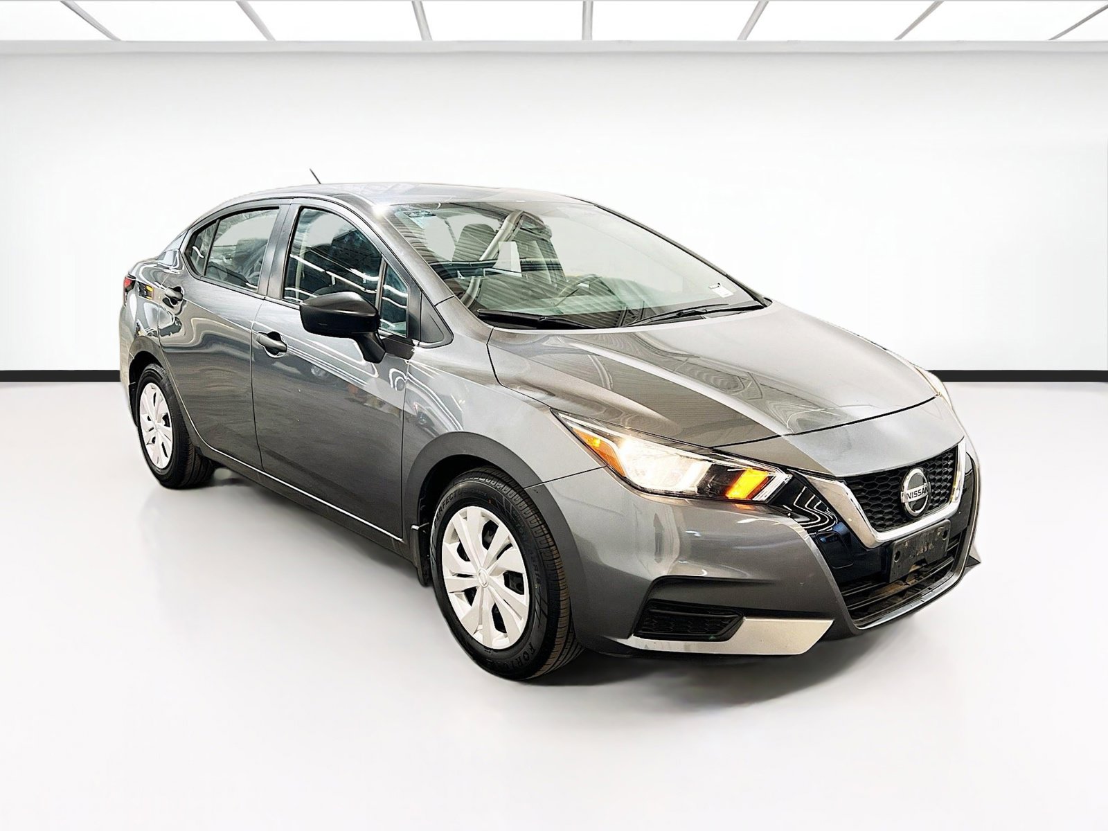 Used 2022 Nissan Versa S w/ Trunk Package image 3