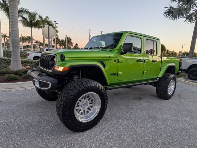 Used 2025 Jeep Gladiator Sport image 3