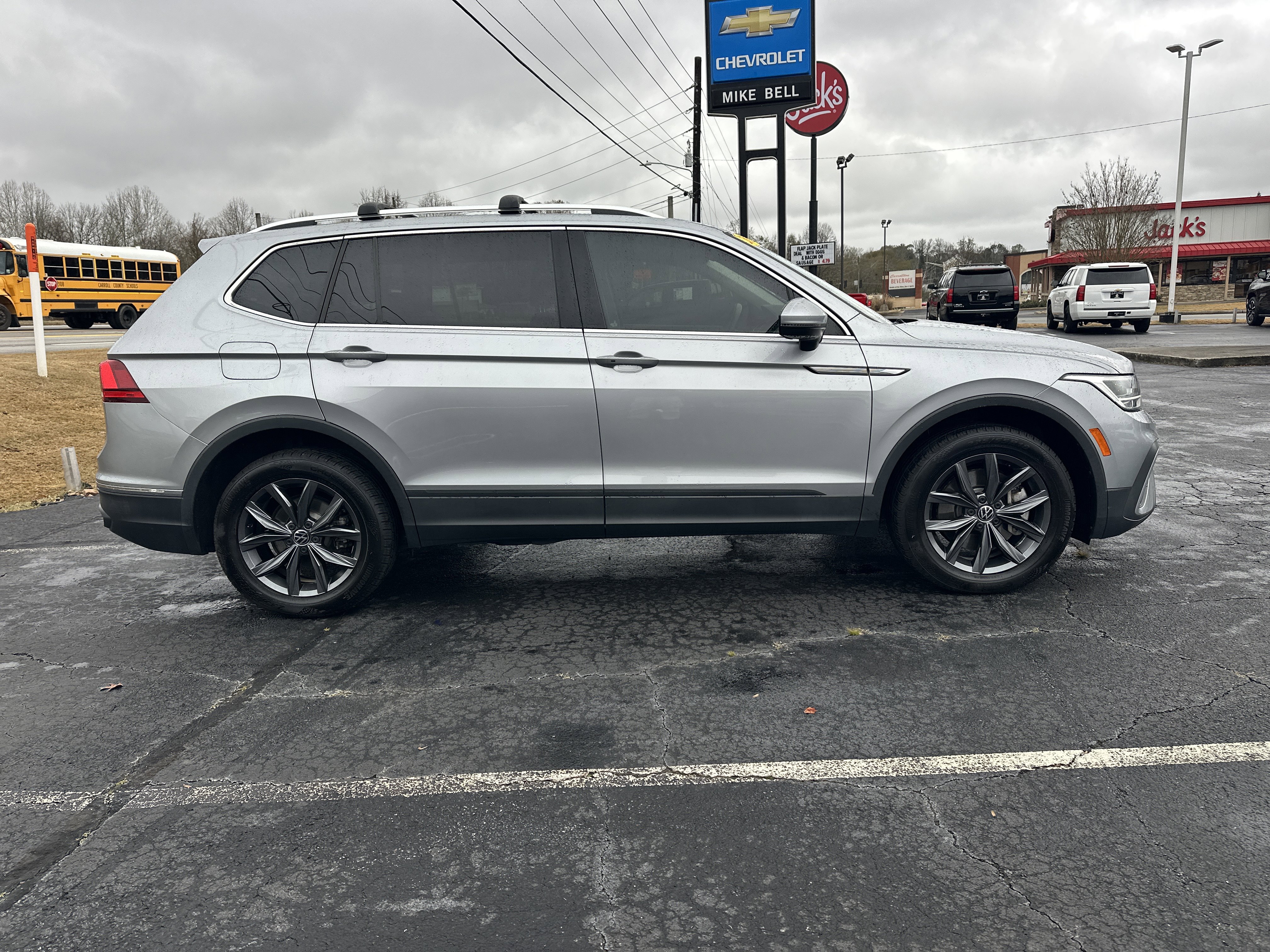 Used 2022 Volkswagen Tiguan SE image 9