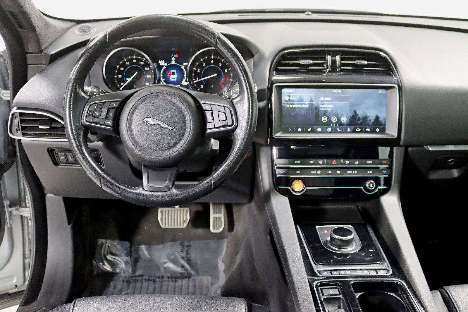 Used 2019 Jaguar F-PACE Premium image 15