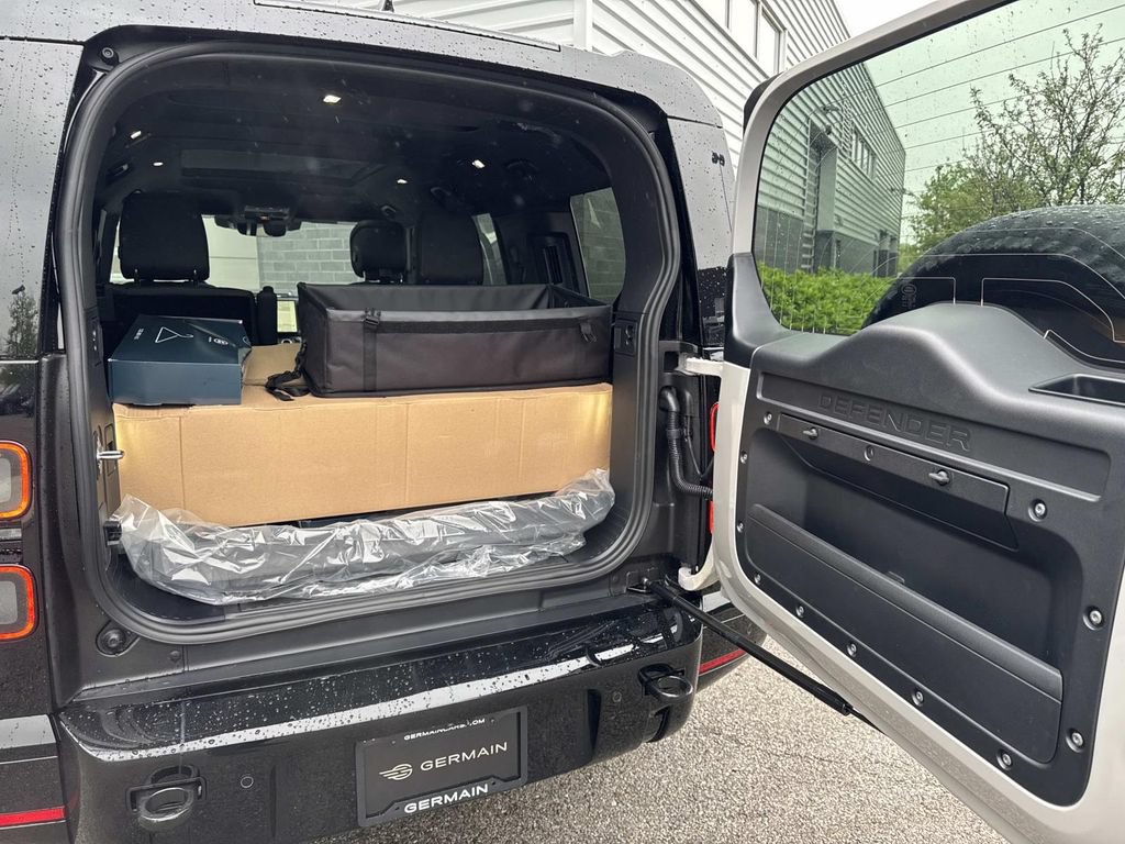 New 2026 Land Rover Defender 130 X-Dynamic SE AWD/4WD image 6