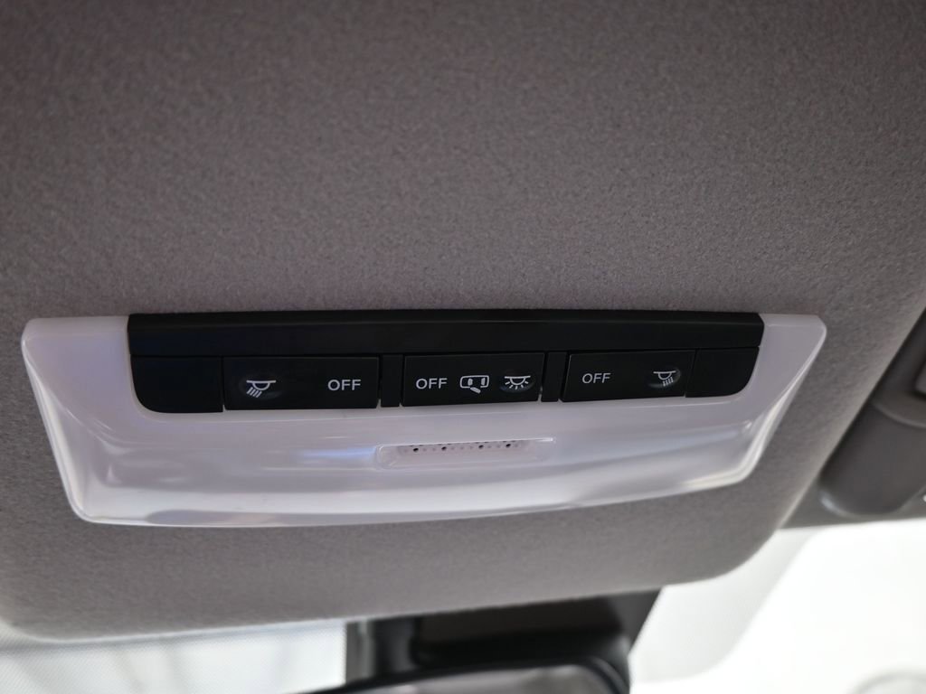 Used 2025 Nissan Versa SV image 27