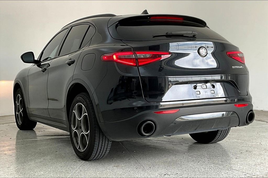 Used 2022 Alfa Romeo Stelvio Sprint image 2