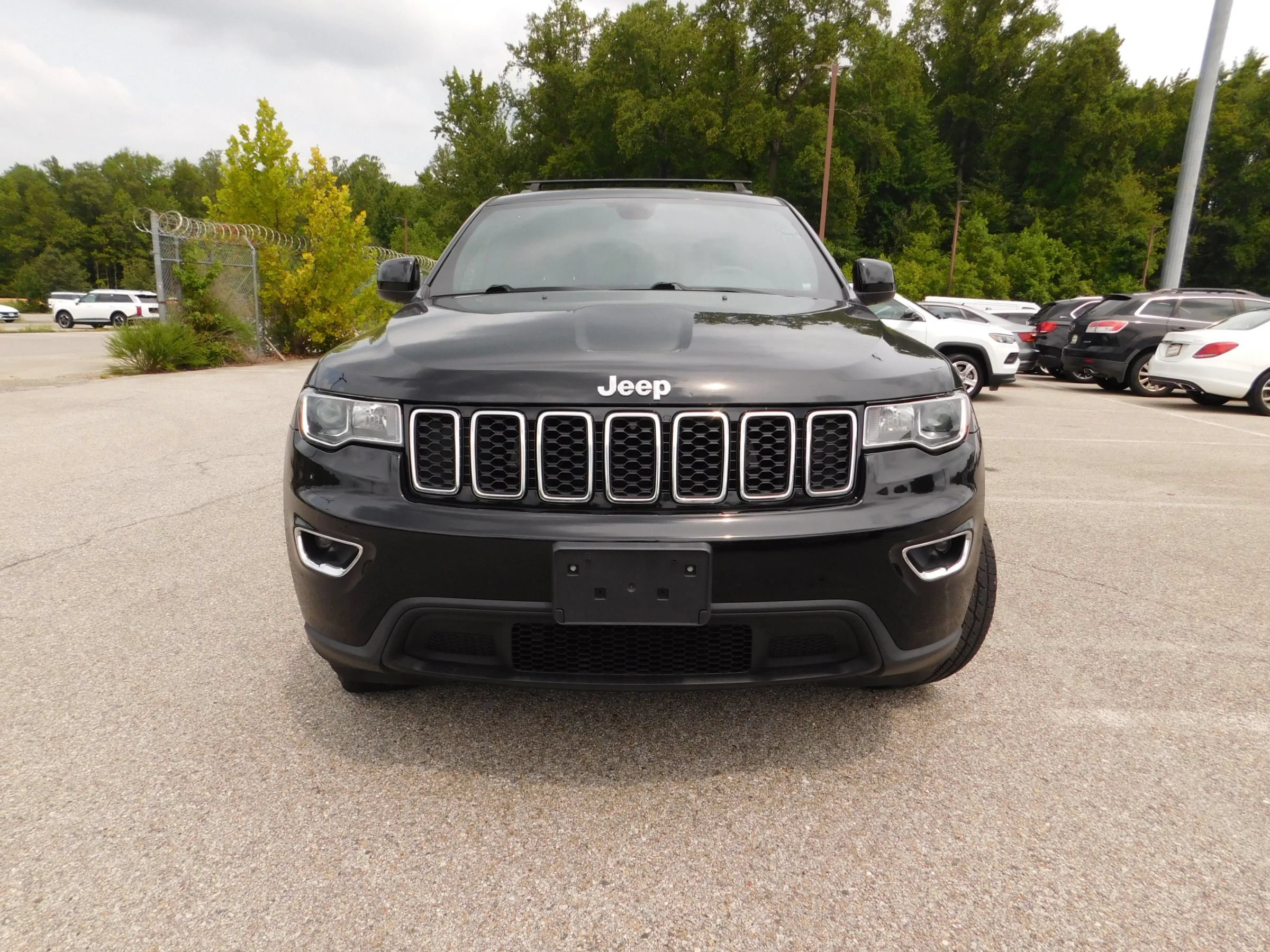 Used 2021 Jeep Grand Cherokee Laredo AWD/4WD image 3