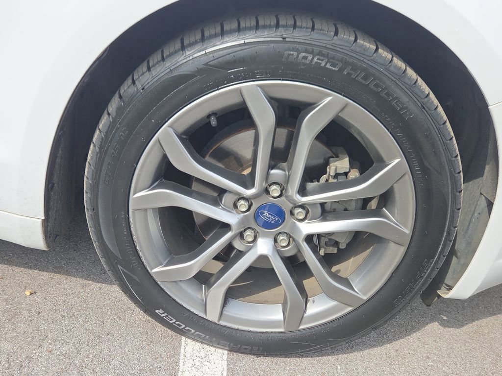 Used 2017 Ford Fusion SE w/ Equipment Group 201A image 2