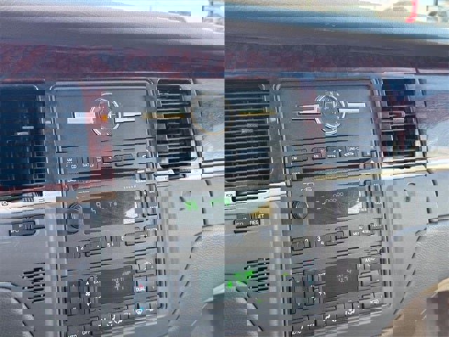 Used 2007 Lincoln Town Car Signature Limited image 25