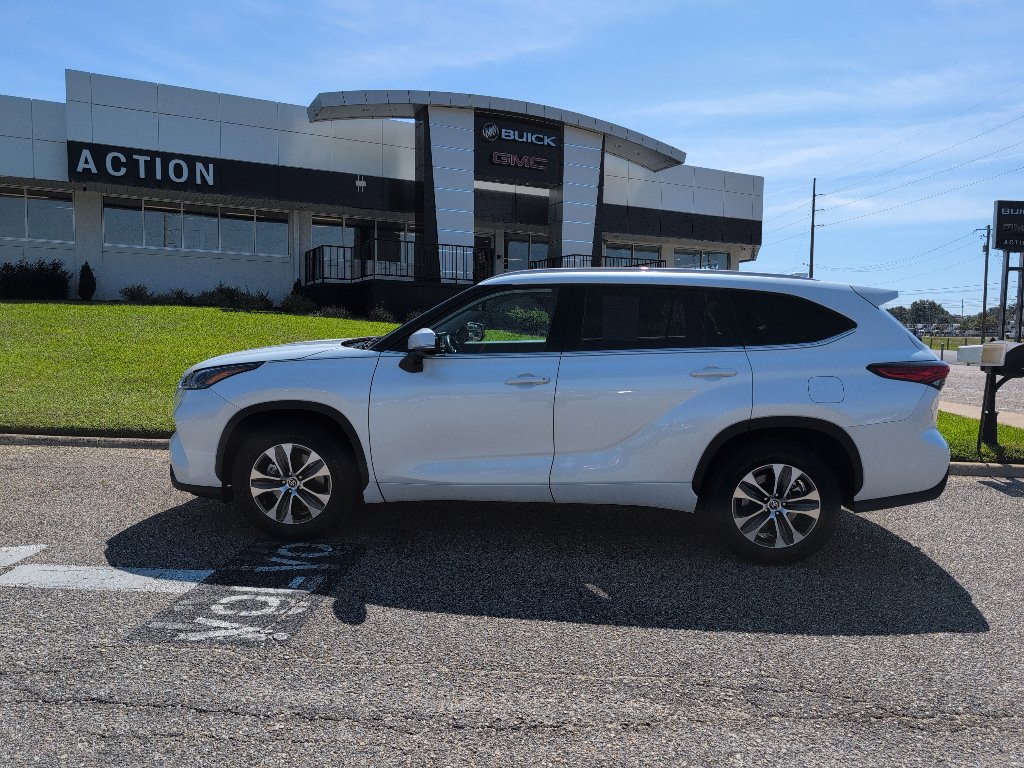 Used 2022 Toyota Highlander XLE image 2
