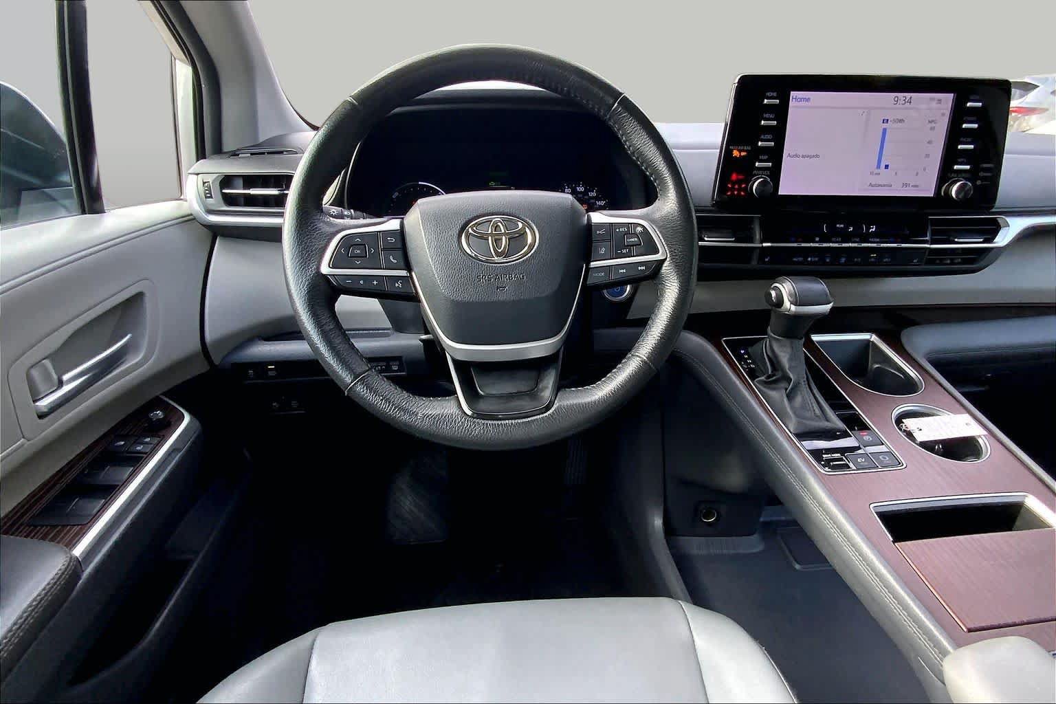 Used 2024 Toyota Sienna XLE FWD image 6