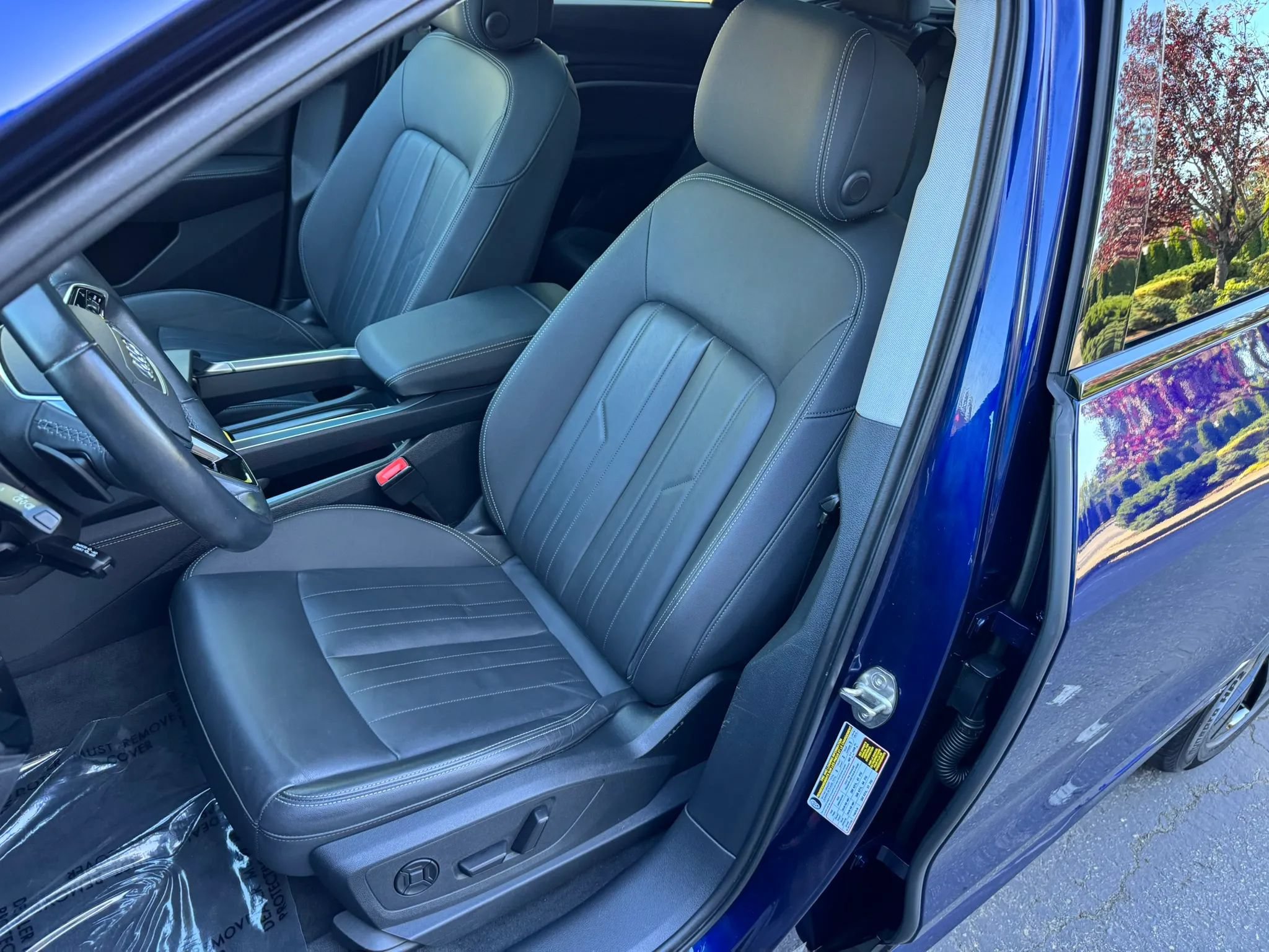Used 2022 Audi e-tron Premium w/ Convenience Plus Package AWD/4WD image 26