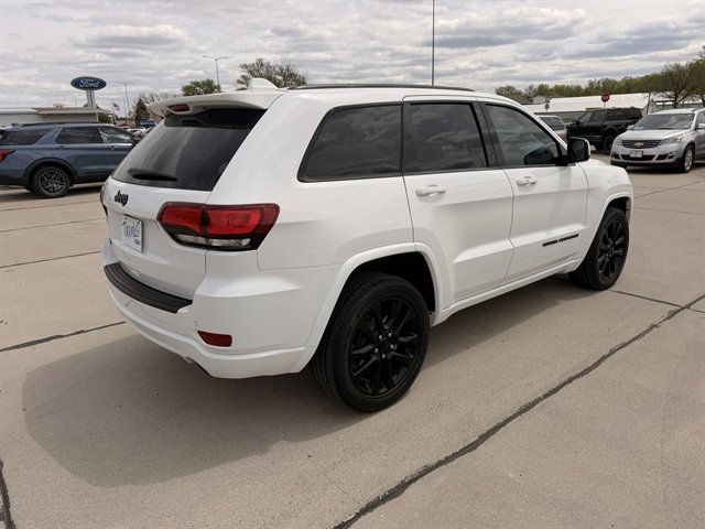 Used 2020 Jeep Grand Cherokee Altitude AWD/4WD image 7