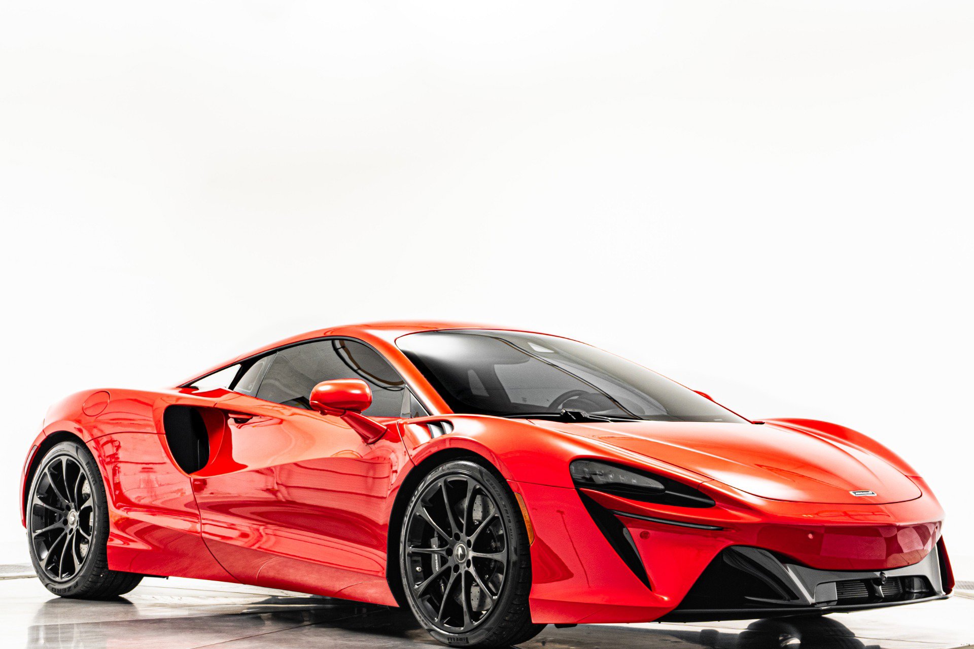 Used 2023 McLaren Artura RWD image 30