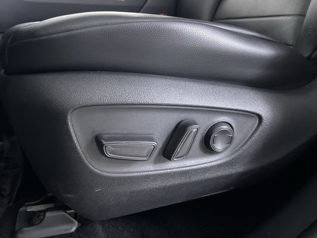 Used 2020 Toyota Highlander XLE AWD/4WD image 13