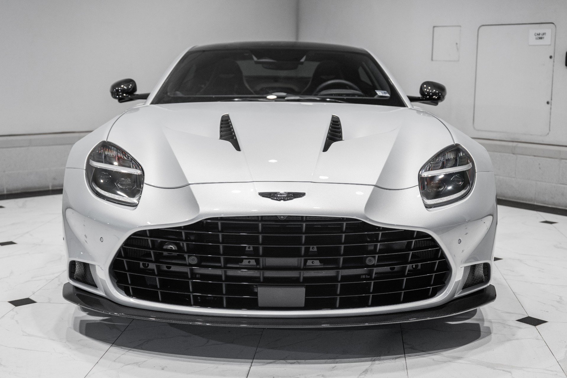 Used 2025 Aston Martin Vanquish image 7