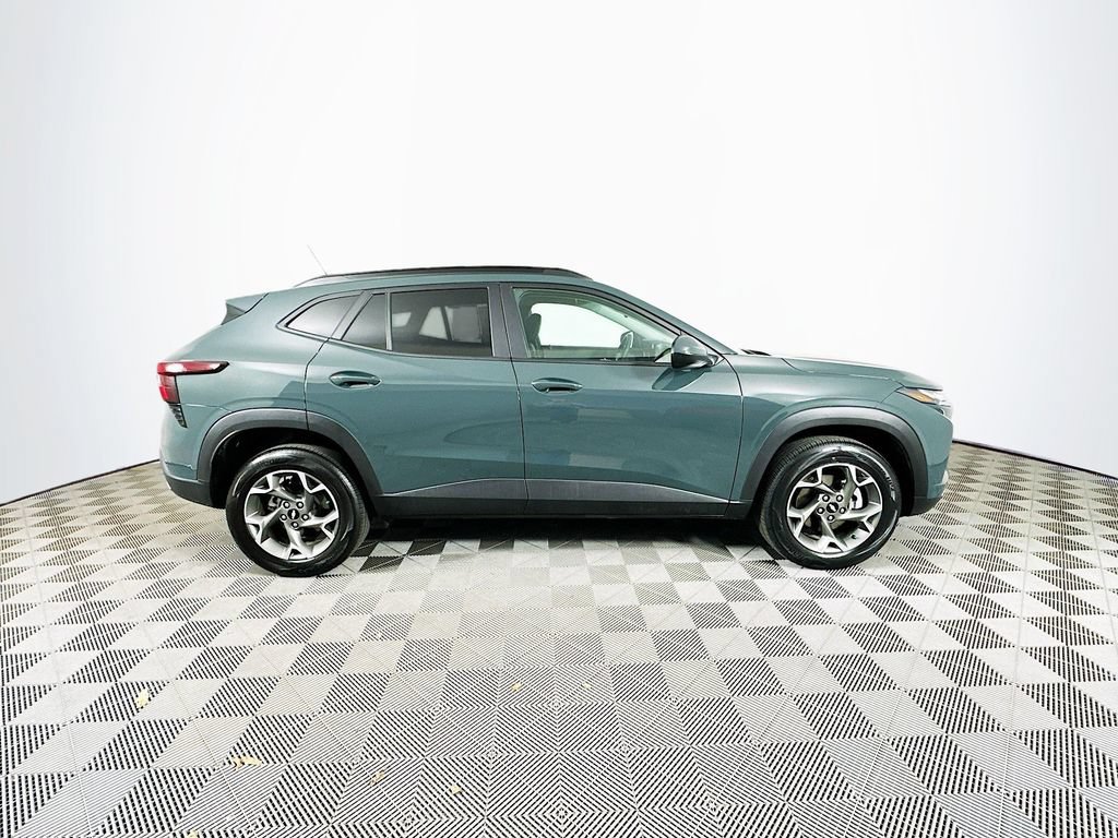 Used 2025 Chevrolet Trax LT FWD image 11