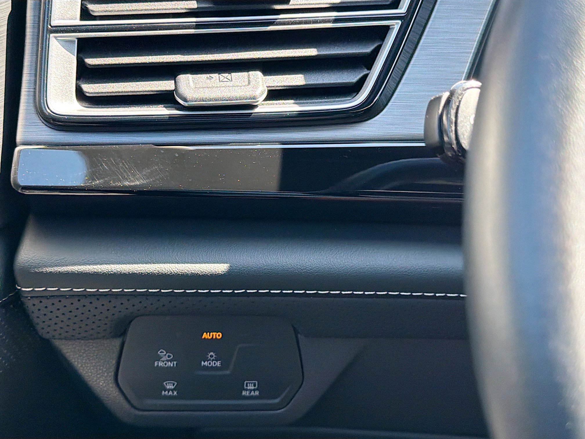 Used 2025 Volkswagen Atlas Cross Sport SE image 33