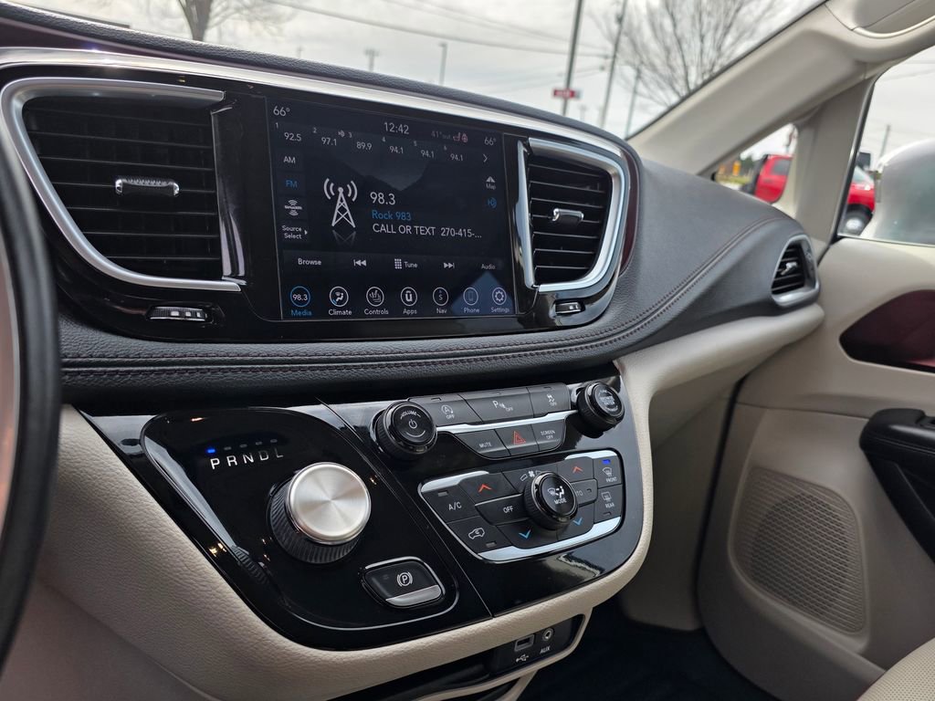 Used 2020 Chrysler Pacifica Limited image 27